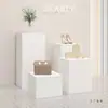 Expositor de Ventana para Tienda de Ropa Soporte para Zapatos Bolsa Modelo Adornos Soporte de Colocación Columna Cuadrada Blanca Plataforma de Piso para Transmisión en Vivo