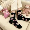 Calcetines de felpa lindos para otoño e invierno, estilo dulce de coral, engrosados con forro polar, diseño de oso fresa, calcetines cálidos para dormir con un ambiente juvenil, longitud hasta la mitad de la pantorrilla