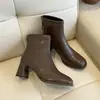 ¡La producción en línea de montaje equilibra comodidad y tendencia, creando los zapatos perfectos para mujer!