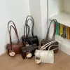 Bolsa de Ombro Feminina de Couro Sintético Vintage Atacado Bolsa Almofada Nicho Bolsa de Axila Moda para Ir ao Trabalho Versátil Bolsa de Mão Bolsa Transversal