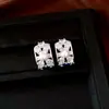 Aretes y collar de flores cuadradas huecas con perla de circón de aguja plateada, sensación de lujo ligero y alta gama, joyería exquisita y elegante para mujer