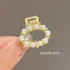 Presilha de Cabelo Fashion com Pérolas Meio Preso, Grampo Doce Versátil Elegante Estilo Coreano, Presilha Acessório de Luxo Leve para Todas as Estações
