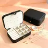 Caja de joyería portátil de stock de fábrica, caja de exhibición de accesorios de gran capacidad con espejo, caja de almacenamiento para aretes de oro, anillos y collares