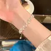 Pulseira de pérolas retrátil com contas vintage francesa, elegante e simples, design de nicho, luxo leve com um toque de alta qualidade