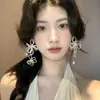 Pendientes de Gancho de Cristal con Forma de Flor Asimétrica Tridimensional Estilo Europeo y Americano Simples Pendientes de Diseño de Moda Francesa Nicho