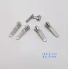 Cabeça de zíper de fábrica em estoque Não. 3 Não. 5 Não. Bolsa com zíper e puxador inferior de metal prateado brilhante com 8 pérolas