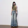 Calça jeans feminina de sarja elástica azul claro lavada, nova coleção primavera 2026, modelagem flare que afina a silhueta e com textura, não apertada