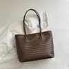 Bolsa de ombro tecida estilosa de outono e inverno, grande capacidade, estilo retrô, nova moda 2026, bolsa de mão versátil para trabalho e deslocamento