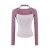 Estilo puramente seductor, camiseta de manga larga con cuello halter, estilo falso dos piezas para mujer, otoño 2026, diseño color block, corte ajustado, top base adelgazante