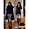 Vestido bodycon negro ajustado para mujer, estilo corto para principios de otoño, combinado con una falda corta debajo de un abrigo, un atuendo elegante para una chica popular.