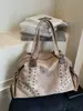 Bolso de hombro nuevo y elegante con remaches 2026, bolso tote de gran capacidad, bolso de axila versátil de alta gama para mujer, casual, para el trabajo