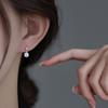 Pendientes pequeños y sencillos de perla hueca de plata s925 para mujer, pendientes sencillos y exquisitos avanzados, accesorios de moda de nicho que combinan con todo.