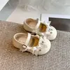 Nuevo vestido de rendimiento con zapatos de cuero de suela blanda, zapatos de princesa para primavera y otoño para niñas, zapatos de una sola pieza con lazo para niños pequeños, color plateado