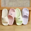 Pantuflas de baño con temática de oso, portátiles para residencias estudiantiles, hoteles y uso doméstico, con una sensación cómoda, estilo popular antideslizante para mujer, sandalias de baño para niñas