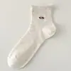 Meias femininas de cano médio com borda enrolada, estilo fino de verão, fio pontilhado, desenho animado fofo, versátil para o verão, bordadas, meias curtas de algodão estilo universitário
