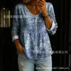 Nueva blusa de mujer de manga larga con botones y cuello en V estampada transfronteriza, elegante y estilosa para ir al trabajo, blusa casual única y a la moda