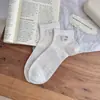 Meias esportivas finas de corte baixo, respiráveis e absorventes de suor, com bordado de urso fofo, sem costura, para mulheres, de verão
