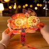 Lanternas do Festival do Meio do Outono 2026 Novo Modelo Lanternas de Coelho Luminosas de Mão para Crianças Lanternas Artesanais DIY Estilo Antigo Atacado