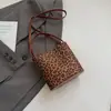 Bolsa de mão super popular de nicho com estampa de leopardo para mulheres no outono e inverno, nova bolsa transversal retrô 2026, bolsa de ombro única estilo balde da moda