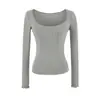 Camiseta feminina sexy estilo americano com decote em U profundo e grande, bolsos aplicados, costura densa, corte justo, manga longa, comprimento curto, top base