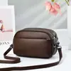 La bolsa nueva más vendida del fabricante para mujer es moderna, versátil, casual, a la moda, elegante, de alta gama y sofisticada, disponible como bolso de hombro o cruzado.
