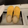 Primeiro Encontro com Sapatos Baixos Estilo Birkenstock com Acabamento em Veludo e Parte Traseira Aberta para Mulheres, Adequados para Usar Fora, Primavera/Verão 2026, Design Plissado para Combinar com Saias