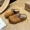 Sapatos Birkenstock versáteis para aumentar a altura escondida de meninas baixas, mulheres, verão 2026, novos chinelos de bico fechado com sola grossa, super quentes, para uso externo feminino