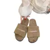 En stock nuevas zapatillas de verano peludas para mujer, populares, de moda, versátiles, con suela gruesa, para casa, tipo slip-on, de algodón