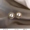 Versão coreana estilo TikTok de brincos de pérola populares para mulheres, luxo leve com sensação de alta qualidade, brincos versáteis de nicho, acessórios de orelha elegantes e modernos