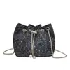 Nuevo bolso de mano estilo lujo con un diseño chic y elegante, con cierre de cordón y forma de cubo, perfecto para mujeres en la temporada de otoño 2026 - un bolso cruzado de alta gama y moderno