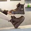 Botas estilo Martin de cuero suave con forro de felpa, botines cortos para mujer, nuevo estilo de invierno 2026, suela gruesa, zapatos que aumentan la altura para mujer, botas altas de algodón