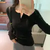 Entrega de una sola pieza cuello semiabierto botones manga larga camiseta mujer primavera y otoño corte ajustado adelgazante top dulce y picante hombro camiseta básica