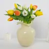 7 tulipanes artificiales agrupados con tallos de goma suave, arreglo floral de escritorio para el hogar estilo crema, flores decorativas para sala de estar