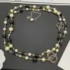 26 Novos Modelos Transfronteiriços de Colares Estilo Chanel para Pais, Corrente de Suéter com Pérolas de Resina Pretas e Brancas Duplo C para Mulheres, Luxo Leve Estilo Chanel Atacado