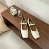 Zapatos planos casuales retro de punta cuadrada suela plana 2026 estilo hada escotados zapatos de un solo color para mujer suaves estilo universitario zapatos Mary Jane sin stock venta al por mayor