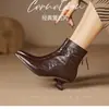 Botines de tacón grueso de otoño para mujer, botas finas de punta fina, botines de caña corta de moda media 2026, tacones retro versátiles, elegantes negros