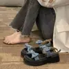 Sandálias de Salto Alto com Solado Grosso para Uso Externo de Verão Feminino 2025 Novo Estilo Coreano Sandálias Romanas Versáteis com Fivela e Laço
