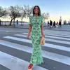 Moda Femenina Europea y Americana Vestido Verde con Estampado en Forma de Abanico, Venta Caliente en Aliexpress, Estampado Hueco, Espalda con Lazo, Corte Entallado, Vestido Largo
