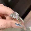 Anel Estilo Palácio de Luxo Leve e de Alto Padrão com Diamantes em Formato de Ovo de Pombo e um Laço, Super Brilhante e Exquisitamente Projetado, Anel da Moda para o Dedo Indicador