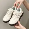 Nueva colección otoño 2026 de zapatillas para niñas con suela gruesa, zapatos blancos versátiles para estudiantes, transpirables y antideslizantes, estilo de entrenamiento alemán, para niños