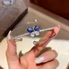 Pulsera abierta de mariposa con incrustaciones de diamantes geométricos transfronteriza europea y americana, moderna y versátil, joyería de lujo ligero y de alta gama para mujer