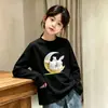 Camiseta de algodão puro manga longa estilo coreano para primavera e outono, com estampas fofas de desenhos animados e gola redonda, perfeita como uma camiseta básica casual para meninas e bebês.
