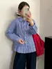 Camisa de mujer de talla grande con cuello polo y volantes, estilo otoño 2026 para mujeres de talla grande, camisa a rayas con volantes rejuvenecedora NS1391