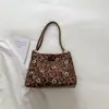 Bolsa Tote Animal Print Leopardo Moda Coreana para Mulheres, Bolsa de Ombro Versátil em Camurça, Bolsa de Mão Nicho com Tachas Bolsa Dumpling Tendência