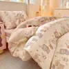 Nuevo Conjunto de Cuatro Piezas de Algodón 100% con Forro de Leche, Estampado Floral de Dibujos Animados, Grado Madre-Bebé, Clase A, Otoño/Invierno 2026, Conjunto de Tres Piezas para Cama de Estudiante
