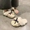 Chinelos de Algodão para Menina com Laço Doce 2025 Outono e Inverno Novos Desenho Animado Fofo para Exterior com Solado Grosso e Aumento de Altura Chinelos Peludos para Mulheres