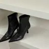 Botas curtas de salto alto fino com bico fino estilo coreano para mulheres, novo modelo outono e inverno 2026, botas elásticas estilosas e versáteis com forro de fleece, botas de corte justo para mulheres
