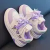 Tênis infantis com solas macias, sapatos casuais para crianças, novo modelo outono 2026, tênis de corrida para estudantes, calçados esportivos leves e versáteis para crianças
