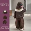 Conjunto de invierno para niñas: Chaqueta de algodón floral estilo retro, capa base con forro polar y pantalones largos casuales - un conjunto de tres piezas para niñas pequeñas