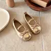 Sapatos de couro estilo francês 2026 primavera e outono novo versão coreana sapatos de princesa com laço para meninas bebê antiderrapantes moda sapatos casuais